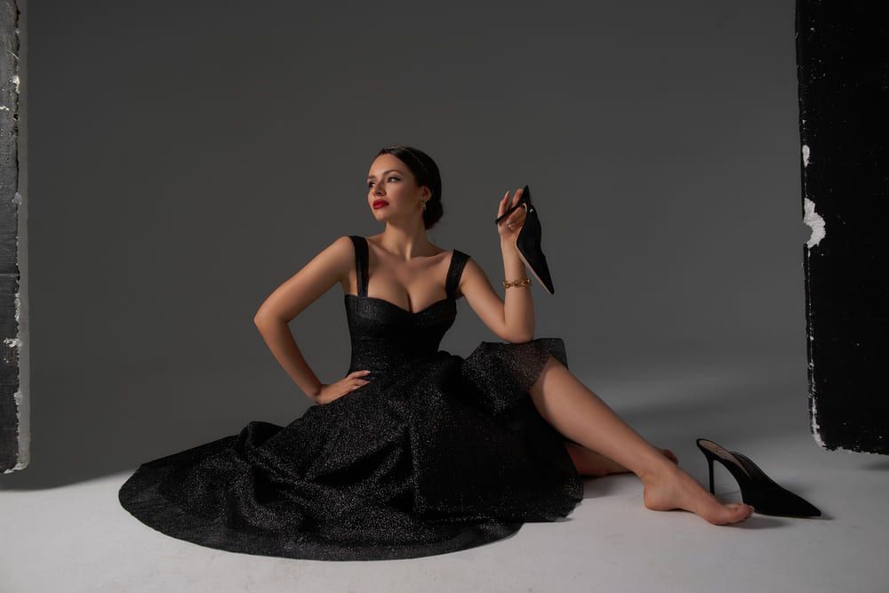 rochie neagra cu pantofi negri